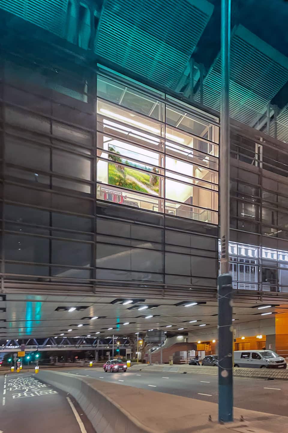 Alex Fischer, Totem Path, 2021, 3048×4572㎜ pigment print installed